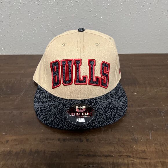 CHICAGO BULLS SNAPBACK HAT Tan Brown Flat Bill Script Logo Ultra Game Men NWT - Picture 1 of 7